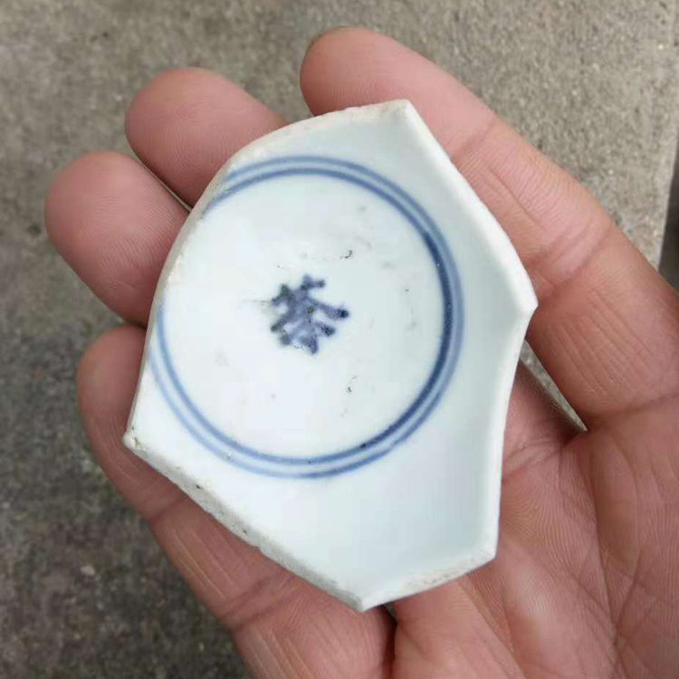 Porcelain pieces with tea inscriptions Blue and white porcelain pieces Jiajing porcelain pieces from Ming official kilns Tea inscriptions inscribed on Jinlu Dajiao altar