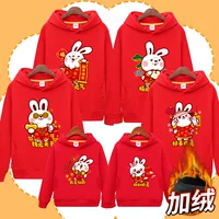 Красная толстовка с капюшоном