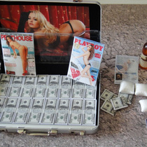 Spot 1 6 soldiers modern ancient scene 1 stack of 100 dollar euro gold silver ingot suitcase