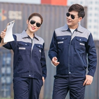 Верх + брюки серого цвета сверху и темно-синего цвета снизу.