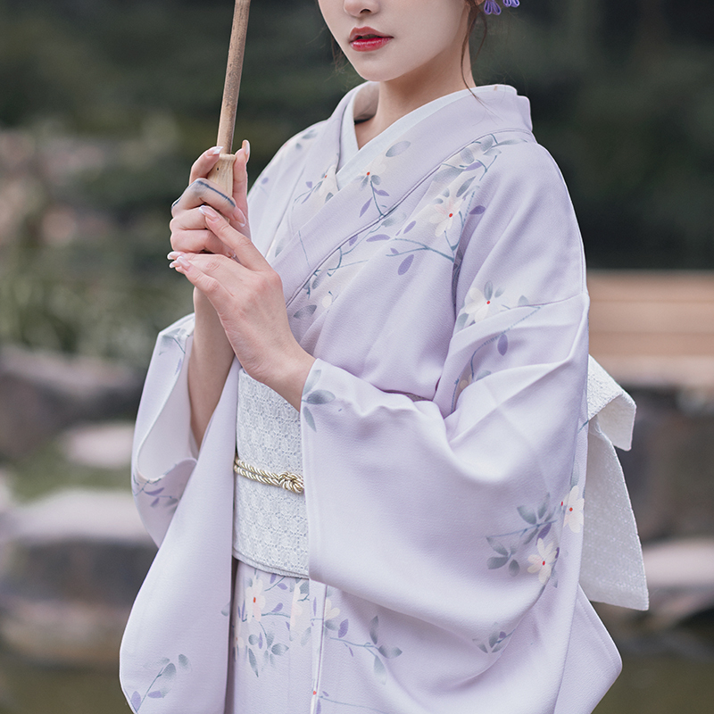 Japanese-Style Yukata with Mountain Bird and Color Motifs, Vintage Divine Maiden Modified Kimono for Photography, Travel Photography, and Photoshoots, Light Purple and White Floral Pattern