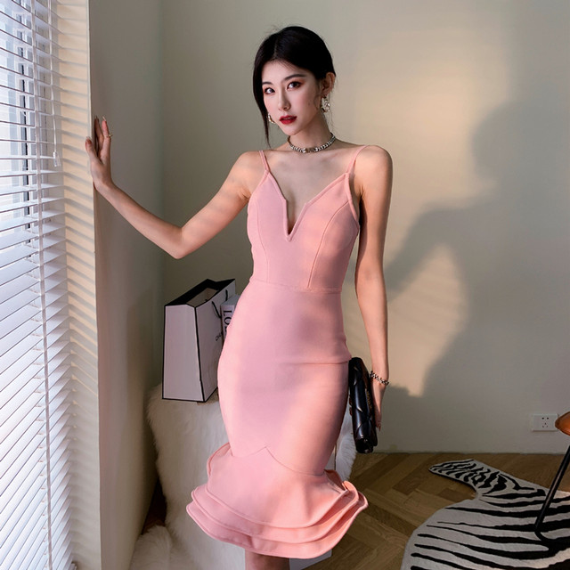 Sweet pink sling dress design sense three-dimensional ruffles deep V-neck sling dress host annual meeting