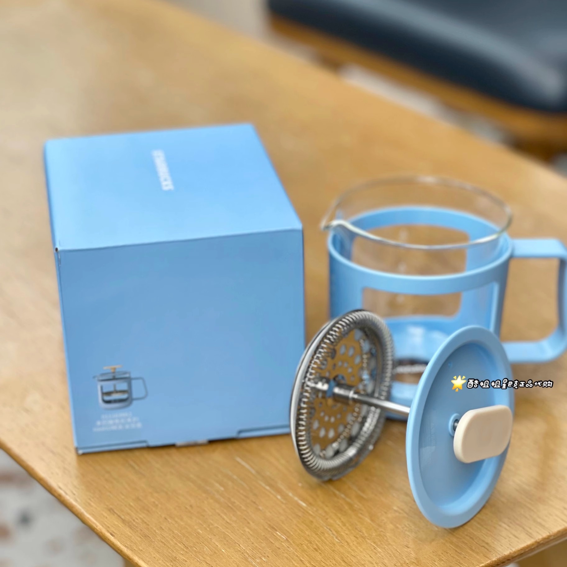 当色彩与创新交织：星巴克2024 HARIO联名迷你咖啡法压壶