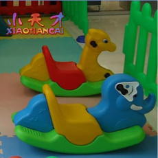 аттракцион качели 小天才幼儿园玩具 儿童摇马 三色加大摇马 塑料摇马