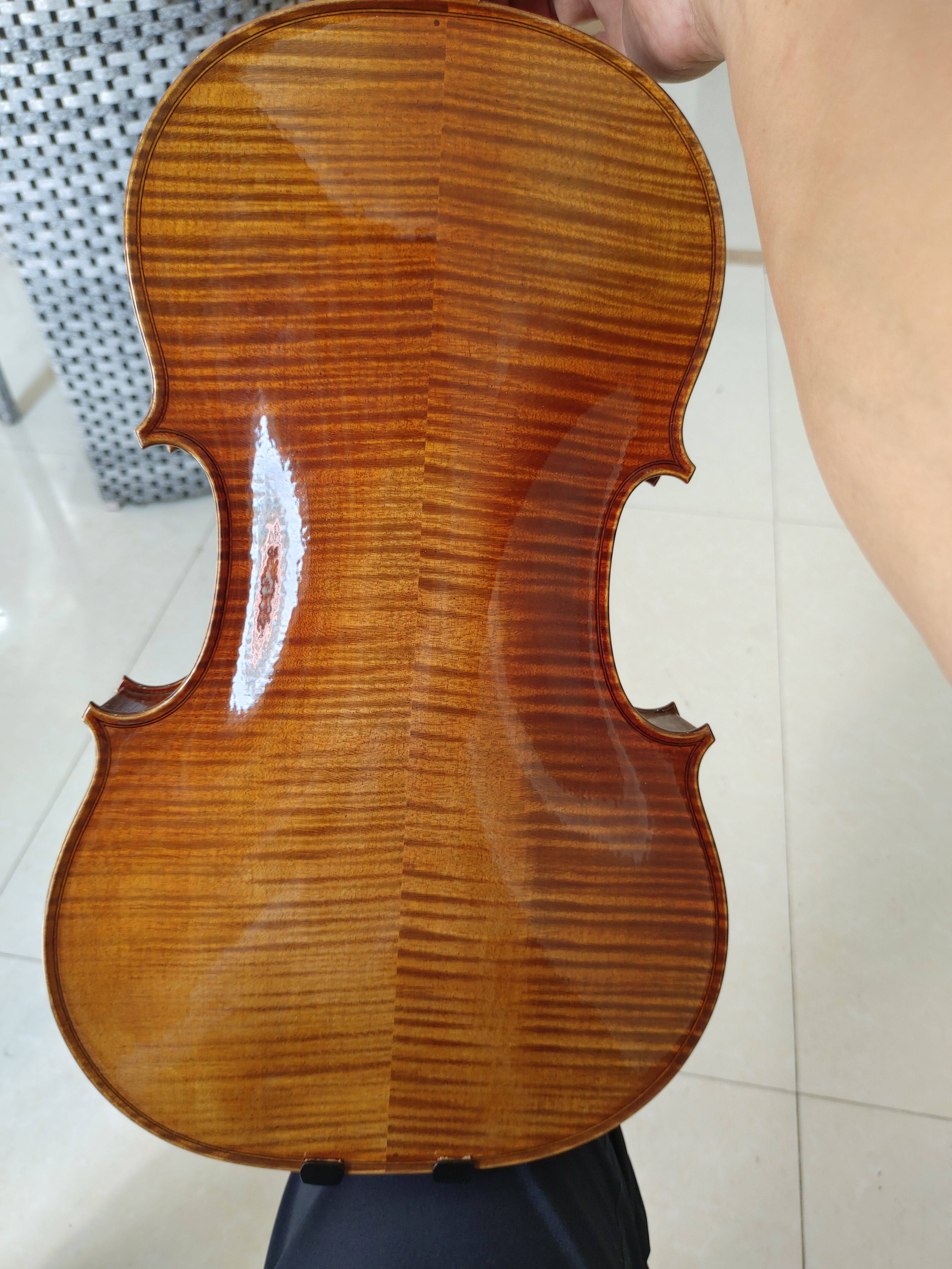 当工房では、音色に優れた、完全手作りのヨーロッパスタイルのヴィオラ（全長16インチ）を製作しています。