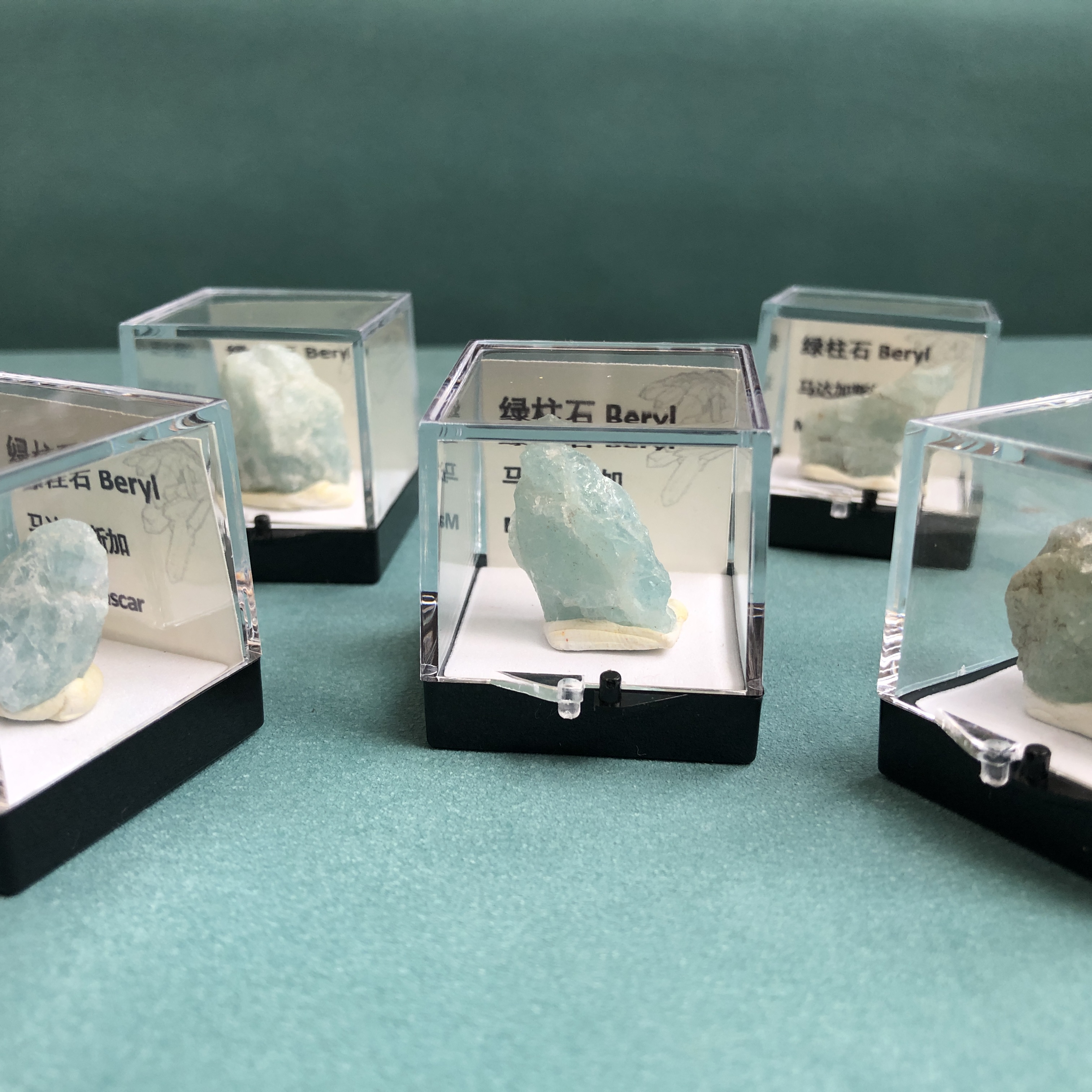 ベリル アクアマリン エメラルド 原石 天然鉱物 水晶 標本箱 猫鉱石 エネルギー 宝石 水晶