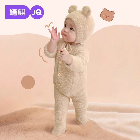 Baby's furry one-piece pajamas are super cute for autumn and winter