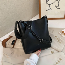 Womens 2021 New one shoulder oblique cross bag tide Korean bucket bag wide shoulder strap mother bag large capacity Big bag chain