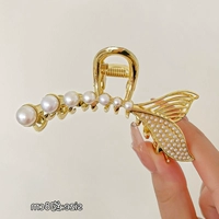 Маленькая заколка-крабик из жемчуга