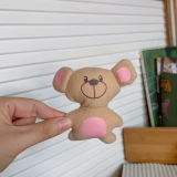 Маленькая плюшевая милая игрушка