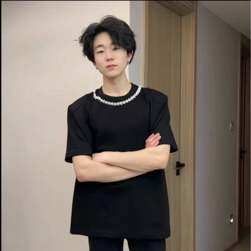 Aigushi Pearl Collar Short Sleeve T-Shirt for Men, Couple Style, Cool and Loose Casual Style, Black High-End Feel Top T-Shirt