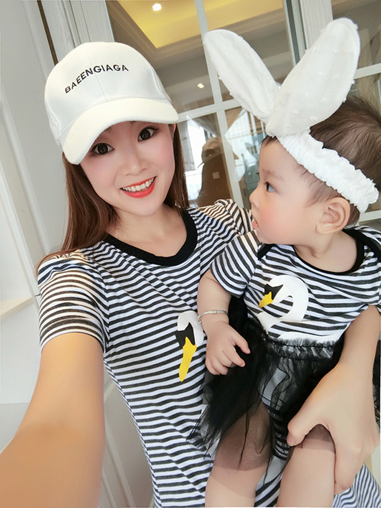 Bé cha mẹ và con mùa hè ăn mặc một gia đình ba bé áo choàng romper bé sơ sinh onesies mẹ váy thủy triều