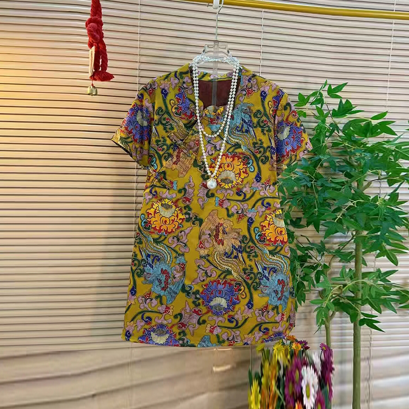 Plus-Size Women's Clothing: Stand-Collar, Buttoned, Short-Sleeved, All-Over Floral Patterned Top for Curvy Women, Vintage Style, Fashionable and Age-Reducing Blouse
