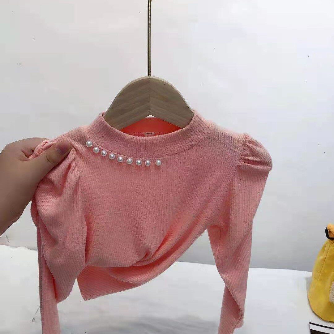 The girl hit the undershirt for the Spring Festival girl