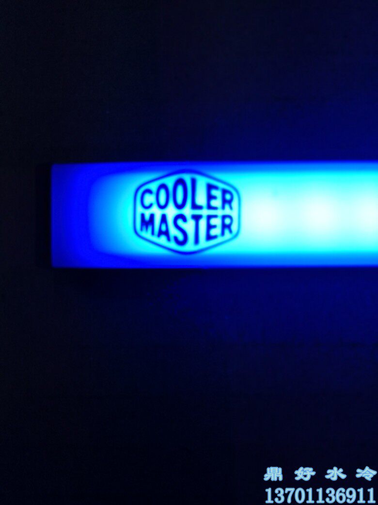 The tripod is cold and cold to the revered host shell light blue light