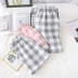 Mùa hè của nam giới nữ kẻ sọc quần pyjama quần năm điểm quần short cotton mỏng mùa hè quần dài ở nhà sợi bông quần lớn - Quần tây