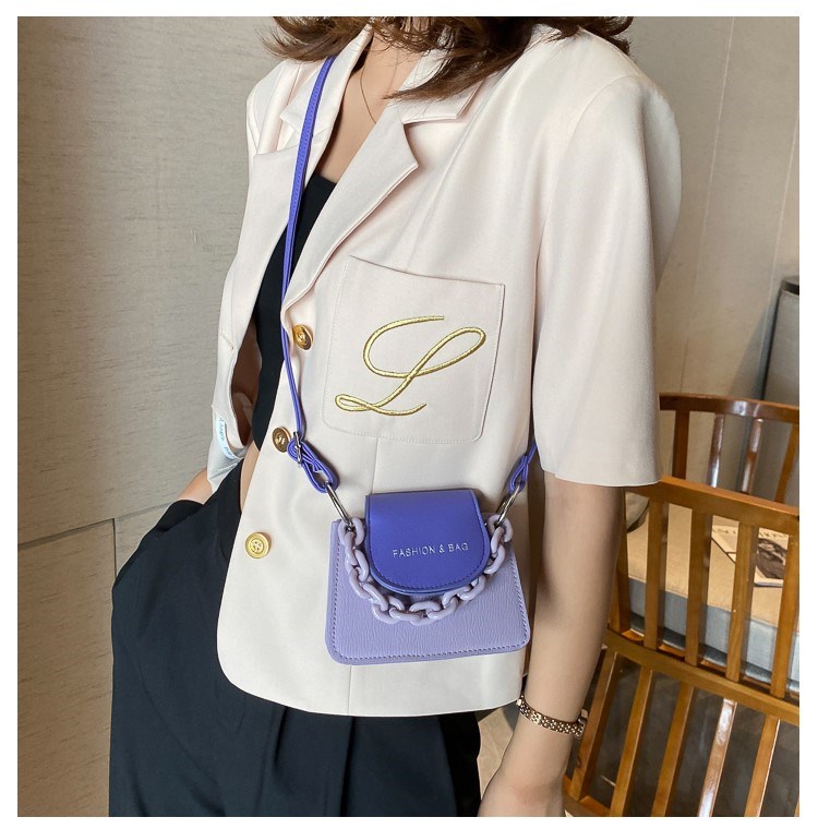 Small Solid Color Magnetic Buckle Crossbody Bag display picture 10