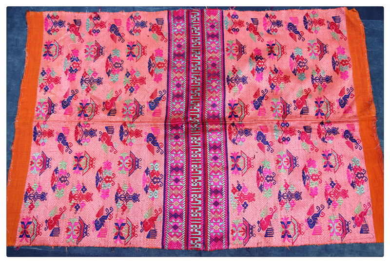 Deer Shu Hutchison for handloom art work Beauty embroidered old embroidered embroidered sheet Guangxi Mao Nan ethnic weasel C754