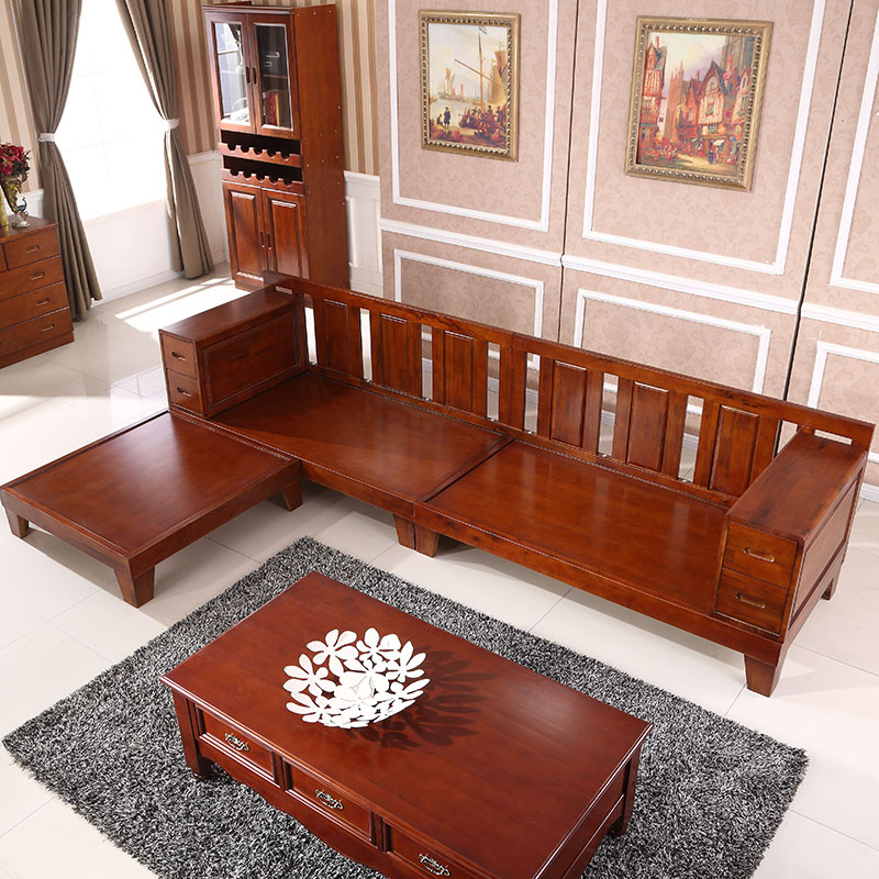 гостиная с деревянной мебелью. диван на деревянном каркасе.