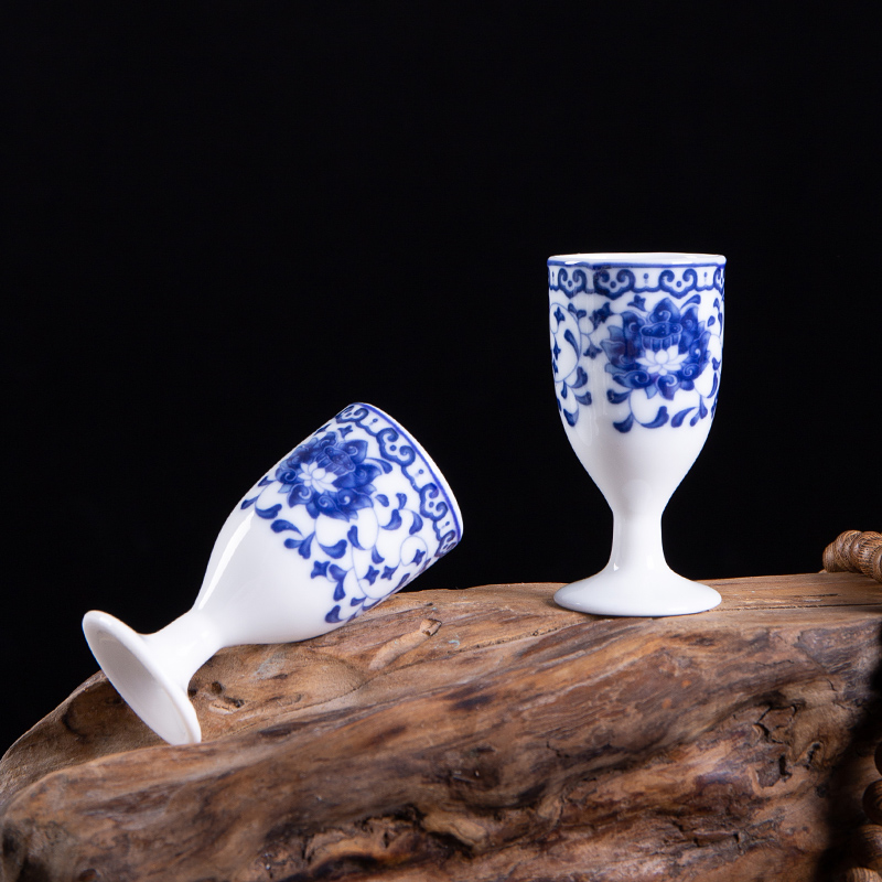 , wine suits for domestic Chinese blue and white porcelain ceramics hip liquor cup. A small handleless wine cup goblet cups of black liquor