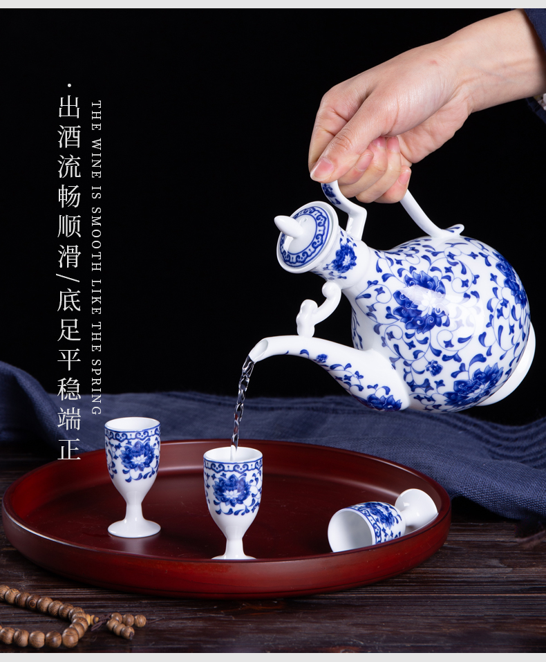 , wine suits for domestic Chinese blue and white porcelain ceramics hip liquor cup. A small handleless wine cup goblet cups of black liquor