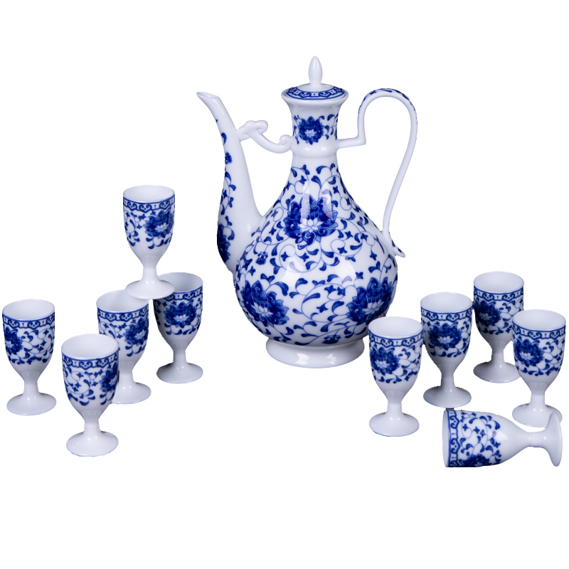 , wine suits for domestic Chinese blue and white porcelain ceramics hip liquor cup. A small handleless wine cup goblet cups of black liquor