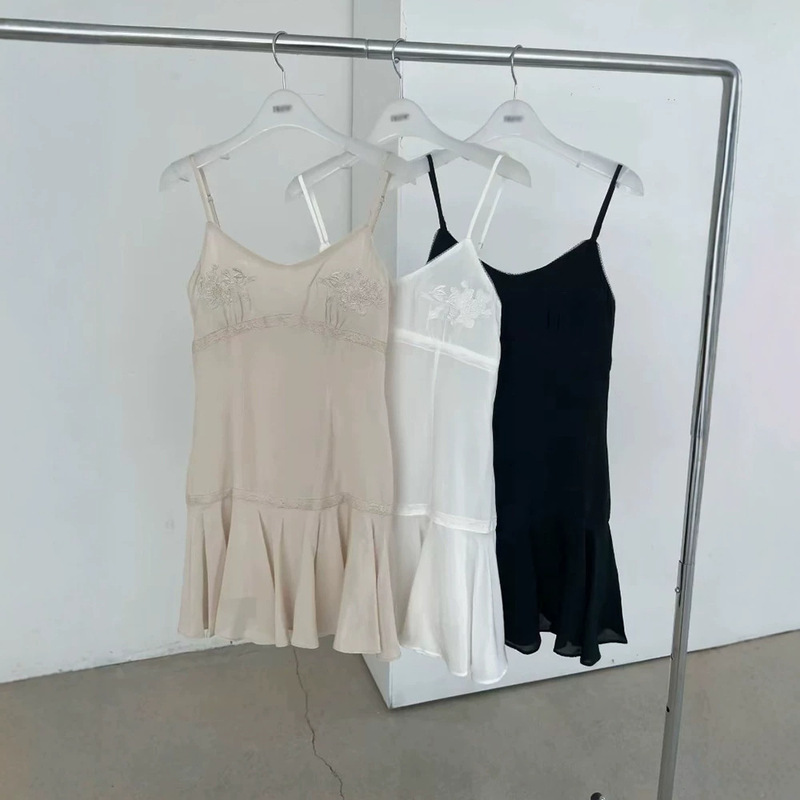 Now, the Spring and Summer Korean Style Slim-Fitting Dress Is a Pure Color V-Neck Ruffled Lace Embroidered Suspender Dress for Women