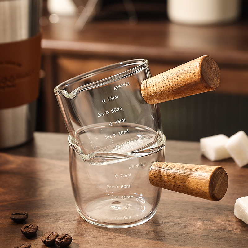 Italian Espresso Glass Milk Jug Mini Milk Pot Japanese Style Milk Cup with Wooden Handle and Pointed Spout Small Milk Pitcher Italian Espresso Glass Milk Jug Mini Milk Pot Japanese Style Milk Cup with Wooden Handle and Pointed Spout Small Milk Pitcher