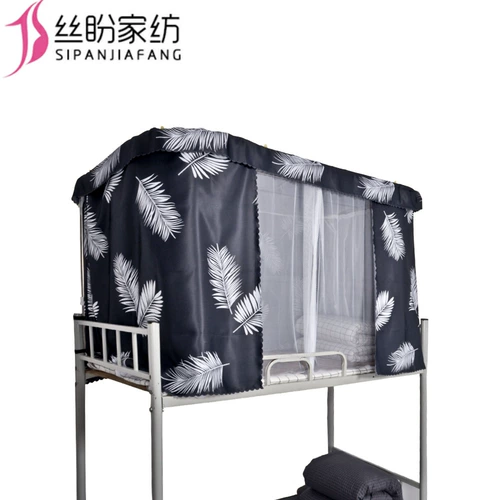 Студенческое общежитие, покрытое светящейся шторкой для комаров.