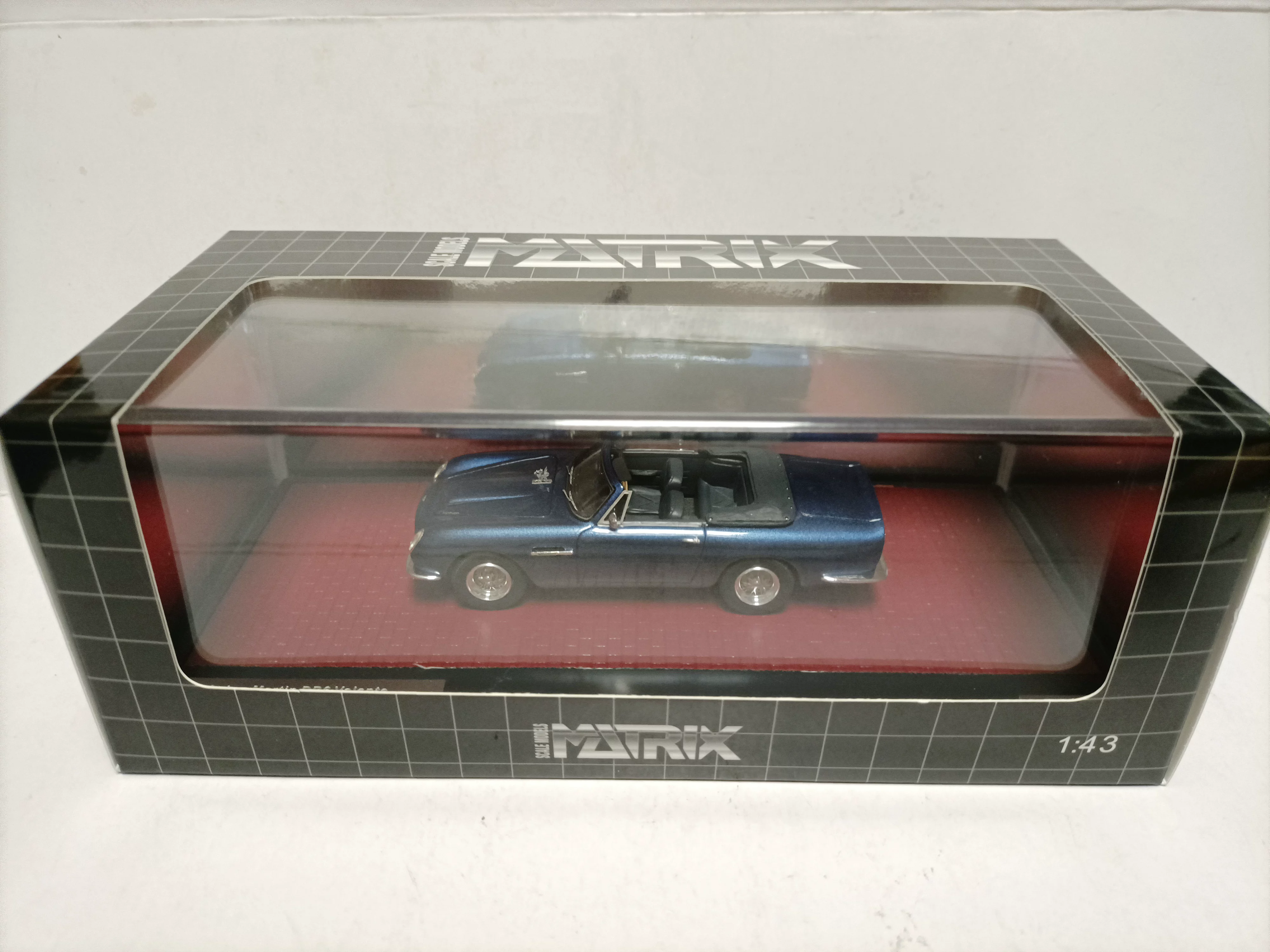 Модель спортивного автомобиля Aston Martin 1:43 Matrix Aston DB6 2023 Коронация Чарльза III
