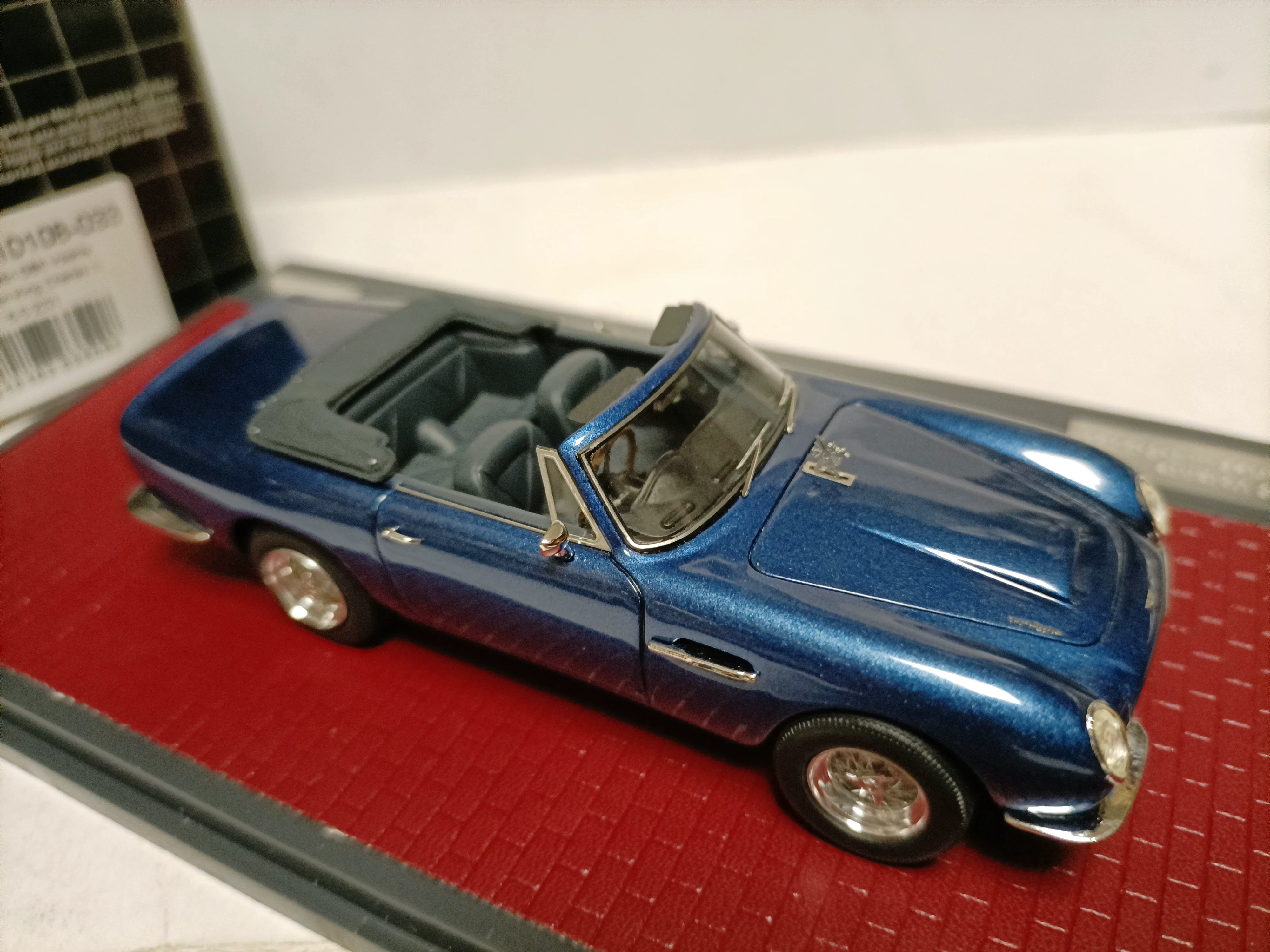 Модель спортивного автомобиля Aston Martin 1:43 Matrix Aston DB6 2023 Коронация Чарльза III