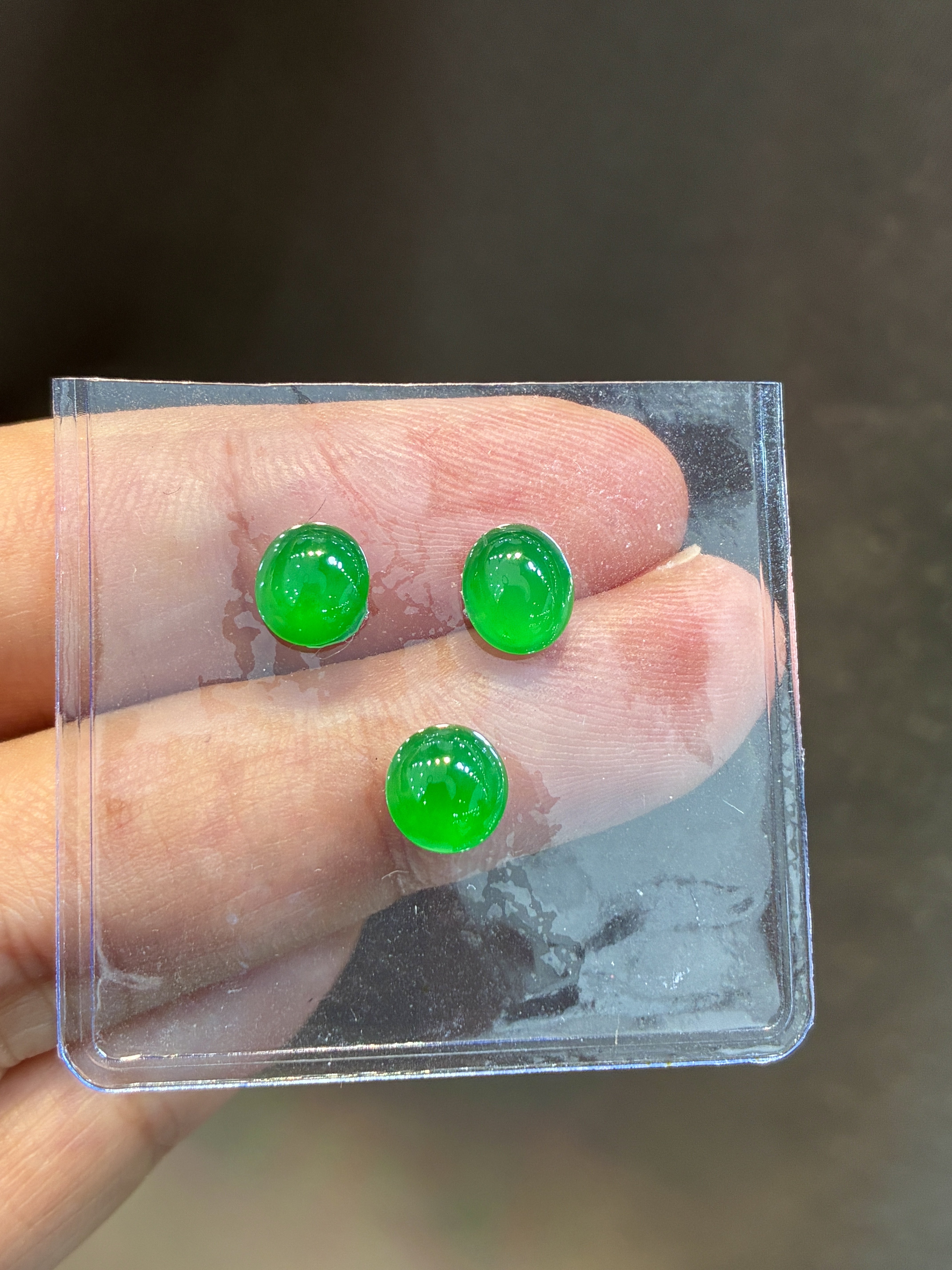 Burmese natural A-grade jadeite ice-grown green egg-faced imperial green jade earrings are designed to be set in a set