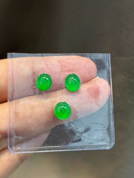 Burmese natural a-grade jadeite ice-grown green egg-faced imperial green jade earrings are designed to be set in a set