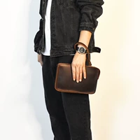 Маленький темно -коричневый