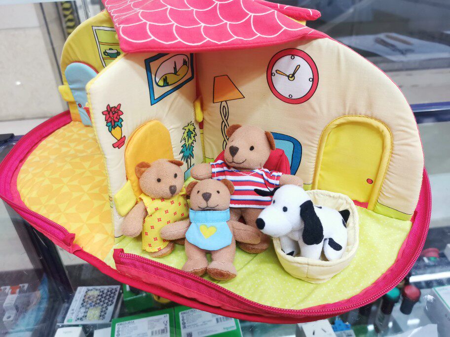 The Cubs'Day Bub Books Cubs' A Bubbook Cubist Scene Little Bear dressed as a Home Wine Foreign Trade Bubbook