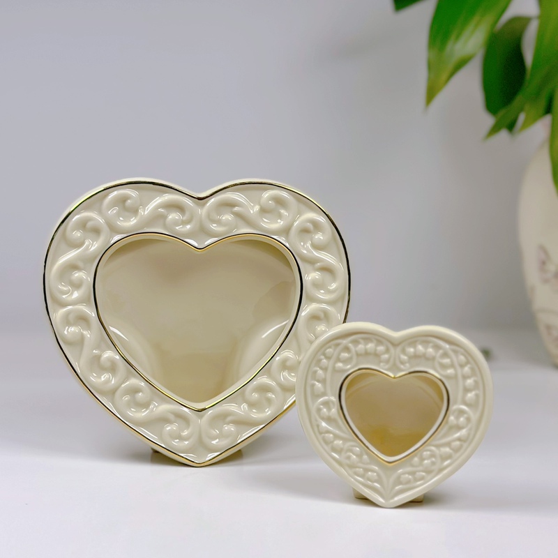 Continuously Produced by Ci Sheng, the Remaining Stock of Ceramic Embossed Gold-Trimmed Heart-Shaped Photo Frames for Home Decoration