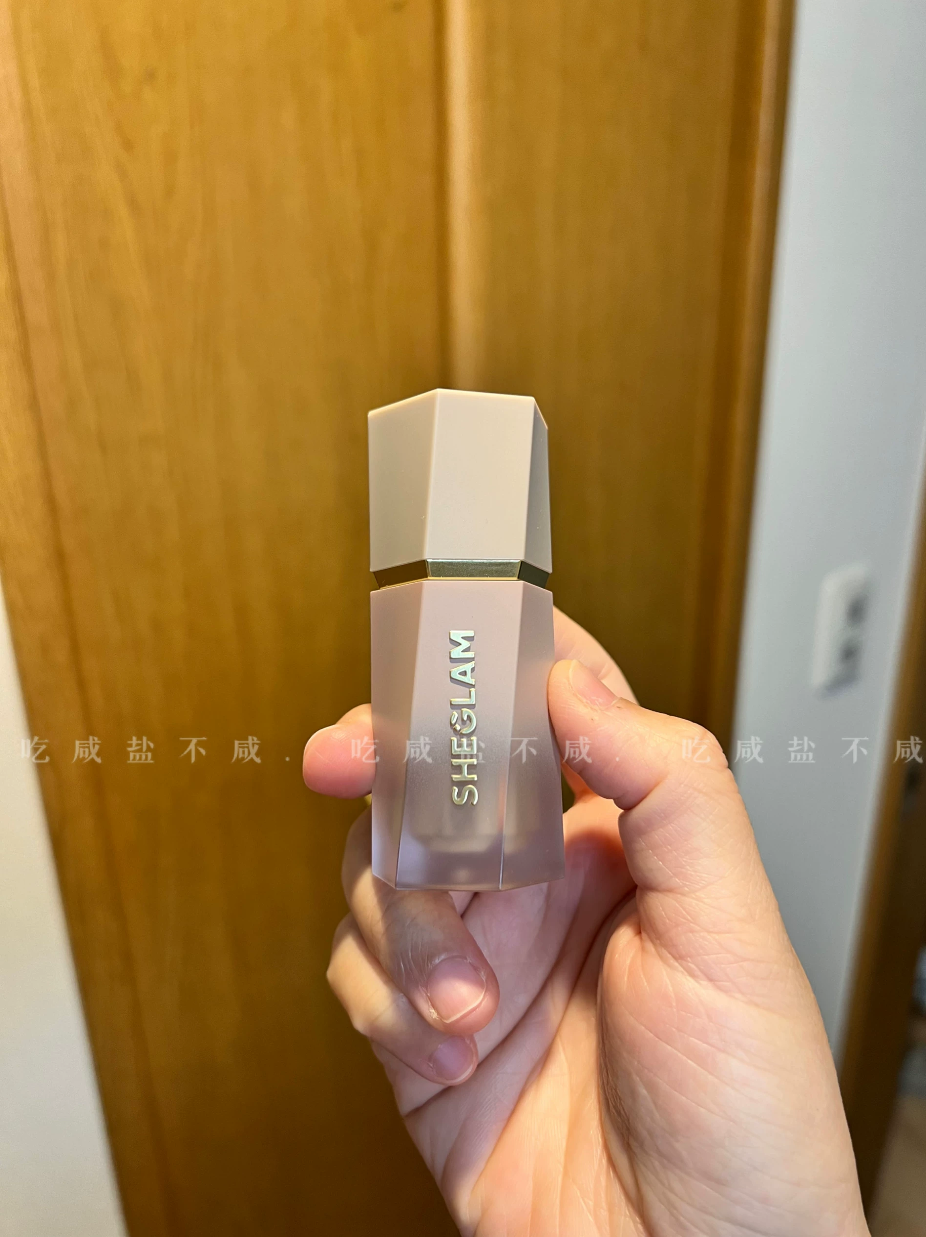 Жидкий контур (SHEGLAM) Soft Tan — водостойкий матовый серо‑корректирующий оттенок с аппликатором