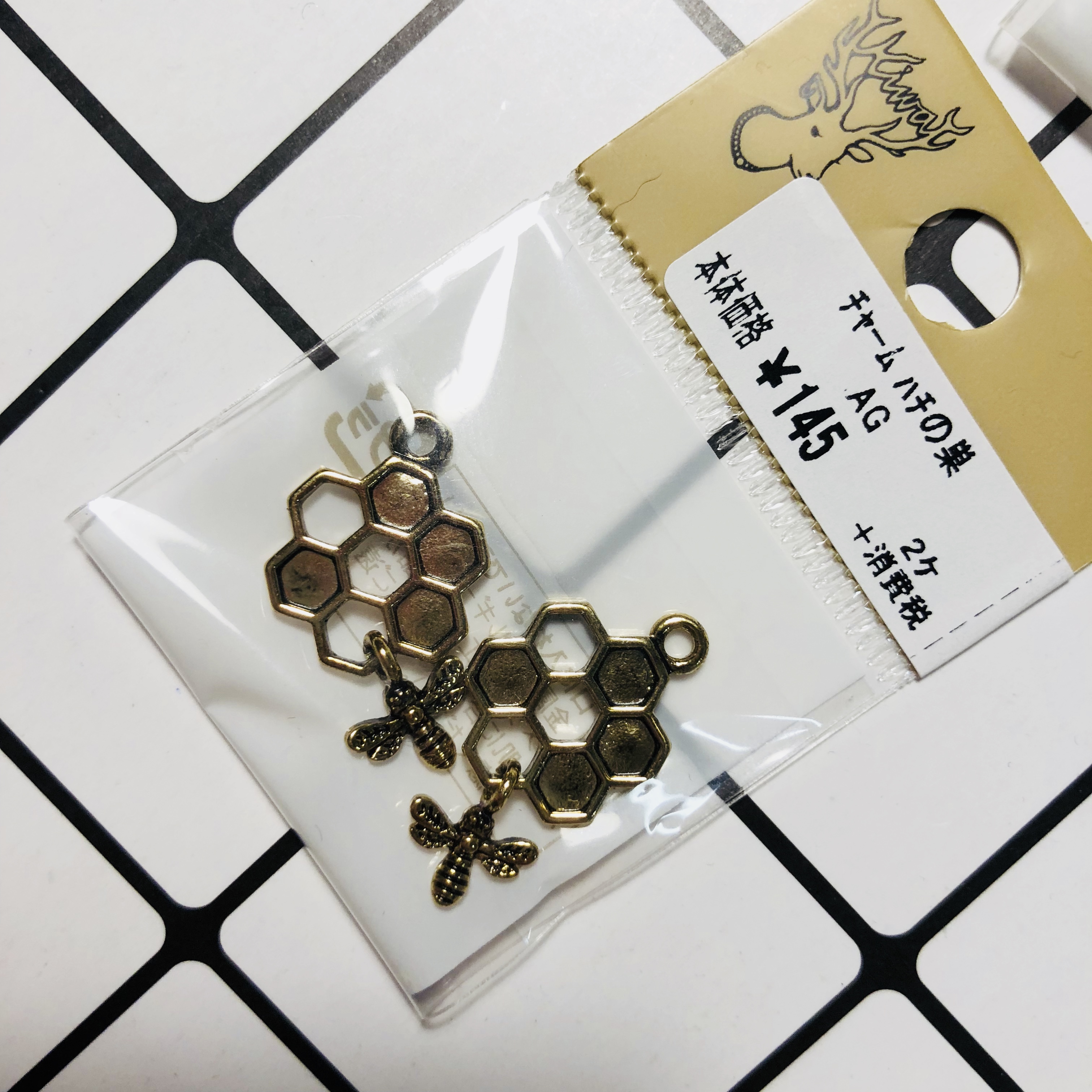 Shun Feng spot Japan expensive and kiwa ancient bronze color honeybee with honeycomb pendant pendant earring diy accessories