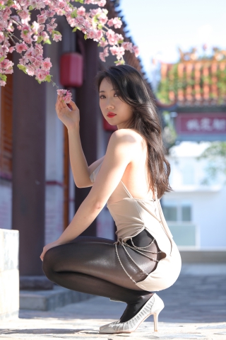 街拍丝袜：美丽的钻石黑丝网袜高跟鞋美女