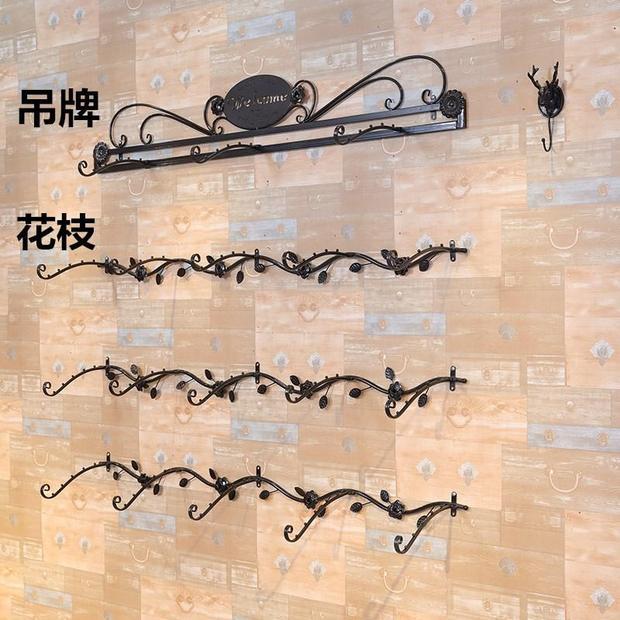 Cửa hàng đồ lót trưng bày kệ đồ lót bằng sắt rèn trong đảo trưng bày áo ngực đứng trên kệ trưng bày kệ trưng bày