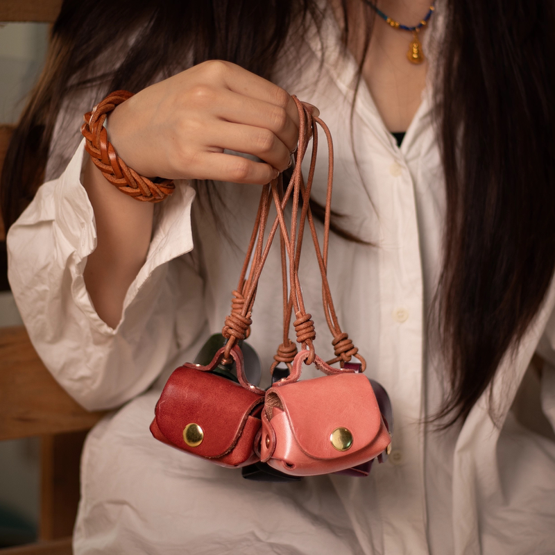 First-Layer Cowhide Retro Simple and Stylish Apple Woven Crossbody Bag Mini Earphone Storage Bag