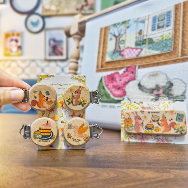 Cross stitch ໄມ້ເຂັມດູດແລະປ່ອຍໂທລະສັບມືຖື bezel round wood cloth buckle clip cute side clip pull cloth embroidery stretch wood solid