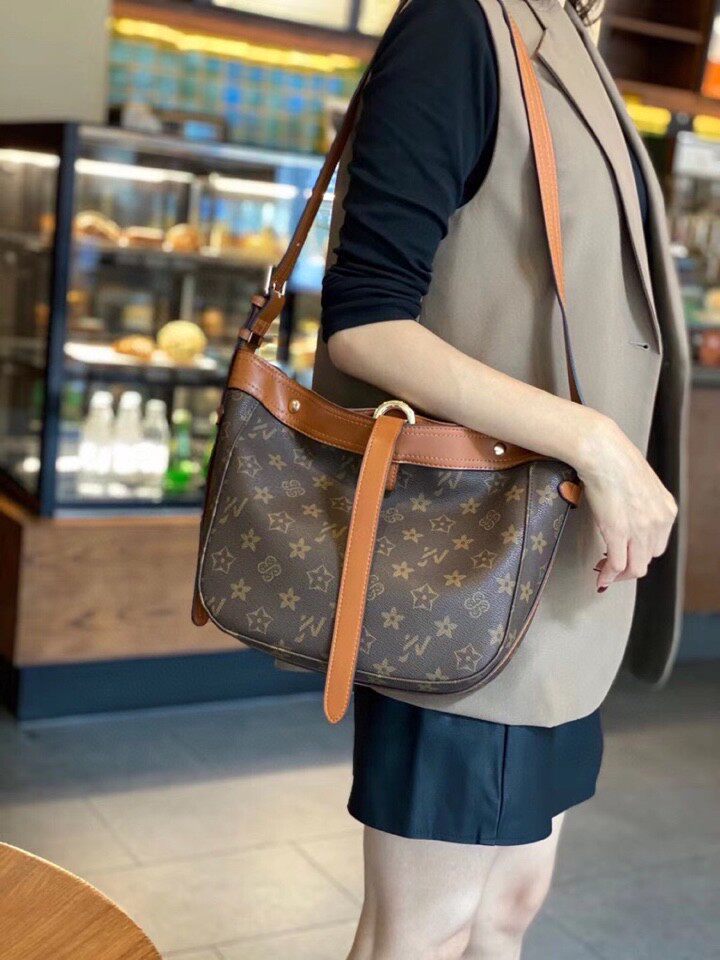 优草坊女包实体店