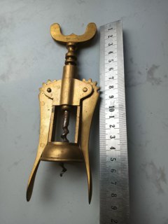 Italienische kupfer-rotweinflasche geöffnet,