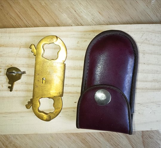 Divers inventaire tout neuf d'anciennes serrures et boucles de pouce en laiton des années 60 et 70. Chacun est livré avec une clé et un sac fidélité !