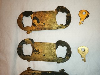 Alte daumenschlösser aus kupfer aus den 1970er jahren, jeweils mit schlüssel