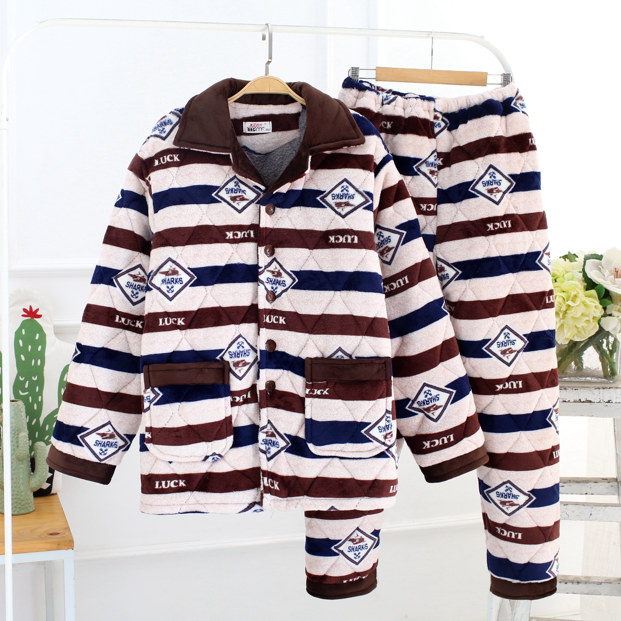 Pyjama nam mùa đông flannel dày ba lớp lông cừu san hô giản dị đơn giản ấm áp dịch vụ nhà phù hợp với kích thước lớn đồ bộ nam mặc nhà
