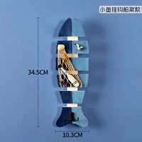 Модель лодки на лодке с небольшим рыбным крюком