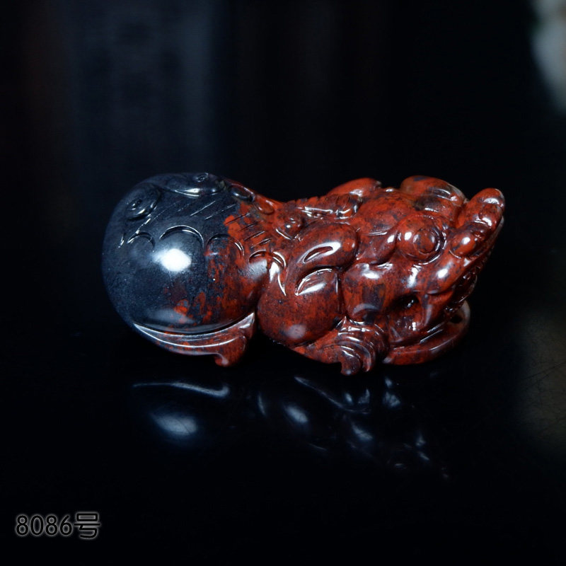 Guilin chicken blood jade hand play piece cat cat chicken blood stone play jade pendant hand play gift 8086