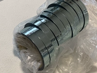 Зеленая глянцевая поверхность озера [шириной 1,5 см и длиной 30 м]